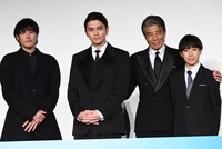 映画「港のひかり」初日舞台挨拶の様子。左から藤井道人、眞栄田郷敦、舘ひろし、尾上眞秀
