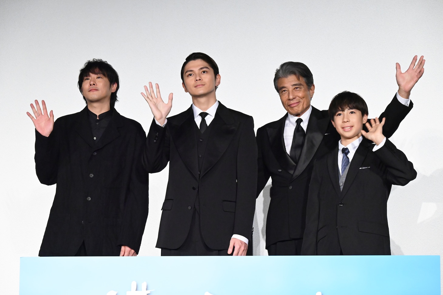 映画「港のひかり」初日舞台挨拶の様子。左から藤井道人、眞栄田郷敦、舘ひろし、尾上眞秀
