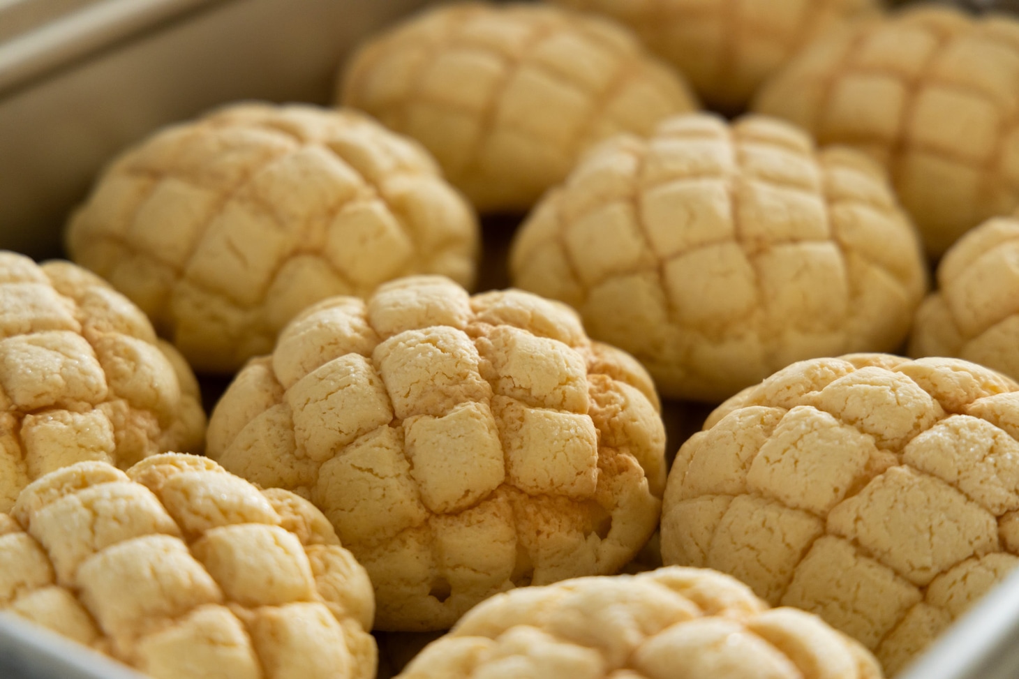 「おいしい給食 炎の修学旅行」より、メロンパン。所狭しと並んでいる