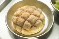 「おいしい給食 炎の修学旅行」より、メロンパン。甘い香りが甘利田を誘惑する