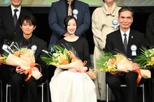 第17回TAMA映画賞の授賞式の様子。最優秀女優賞の広瀬すず（中央）、最優秀男優賞の長塚京三（右）、最優秀新進男優賞の黒川想矢（左）