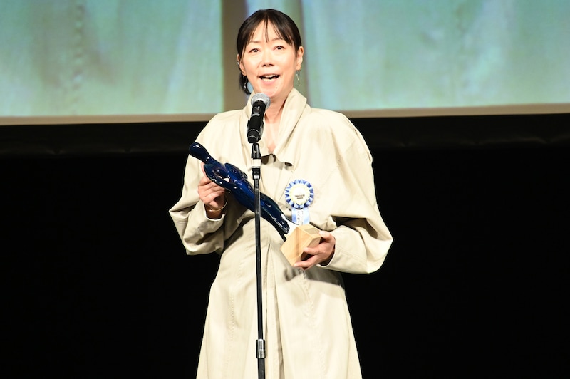 萩原利久に代わりトロフィーを受け取った「今日の空が一番好き、とまだ言えない僕は」の監督・大九明子