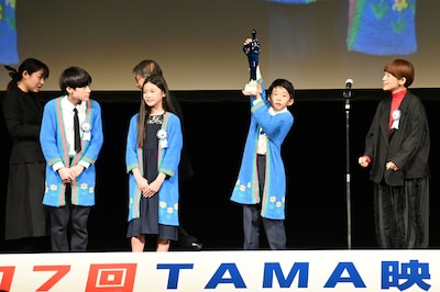 左から「ふつうの子ども」キャストの味元耀大、瑠璃、嶋田鉄太、監督の呉美保