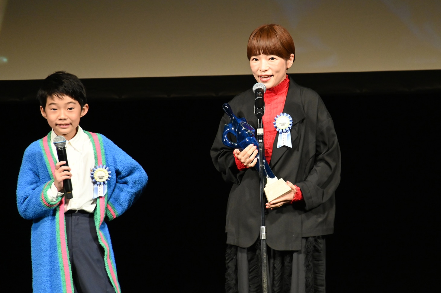 「ふつうの子ども」の監督・呉美保（右）