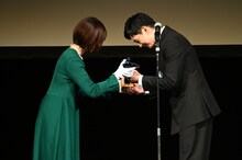 トロフィーを受け取る吉沢亮（右）