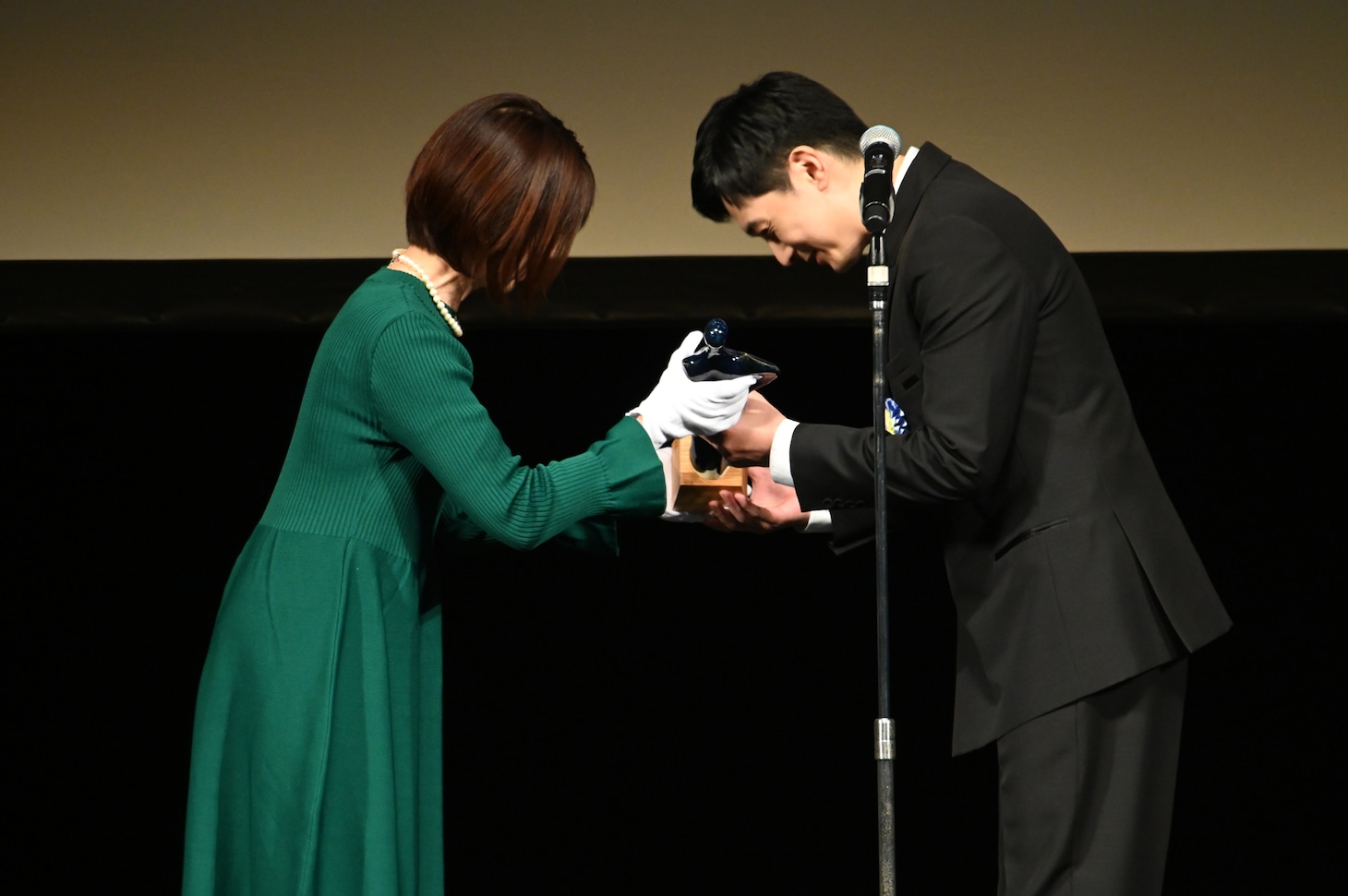 トロフィーを受け取る吉沢亮（右）