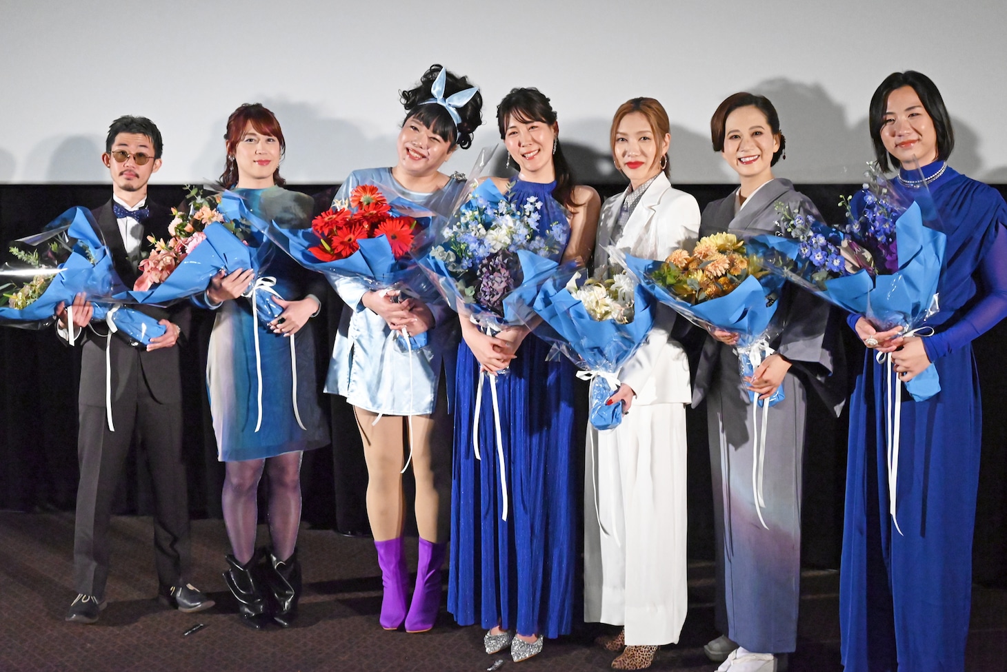 映画「ブルーボーイ事件」公開記念舞台挨拶の様子。左から飯塚花笑、六川裕史、イズミ・セクシー、中川未悠、中村中、真田怜臣、泰平