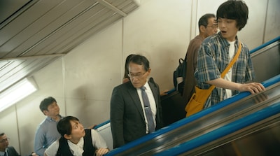 「ひらやすみ」第5回より、生田ヒロト（岡山天音）が電車に乗るシーン。ホームまでのエスカレーターで立ち止まっていると、急いでいる立花よもぎ（吉岡里帆）から「速く行ってよ！」と注意される。