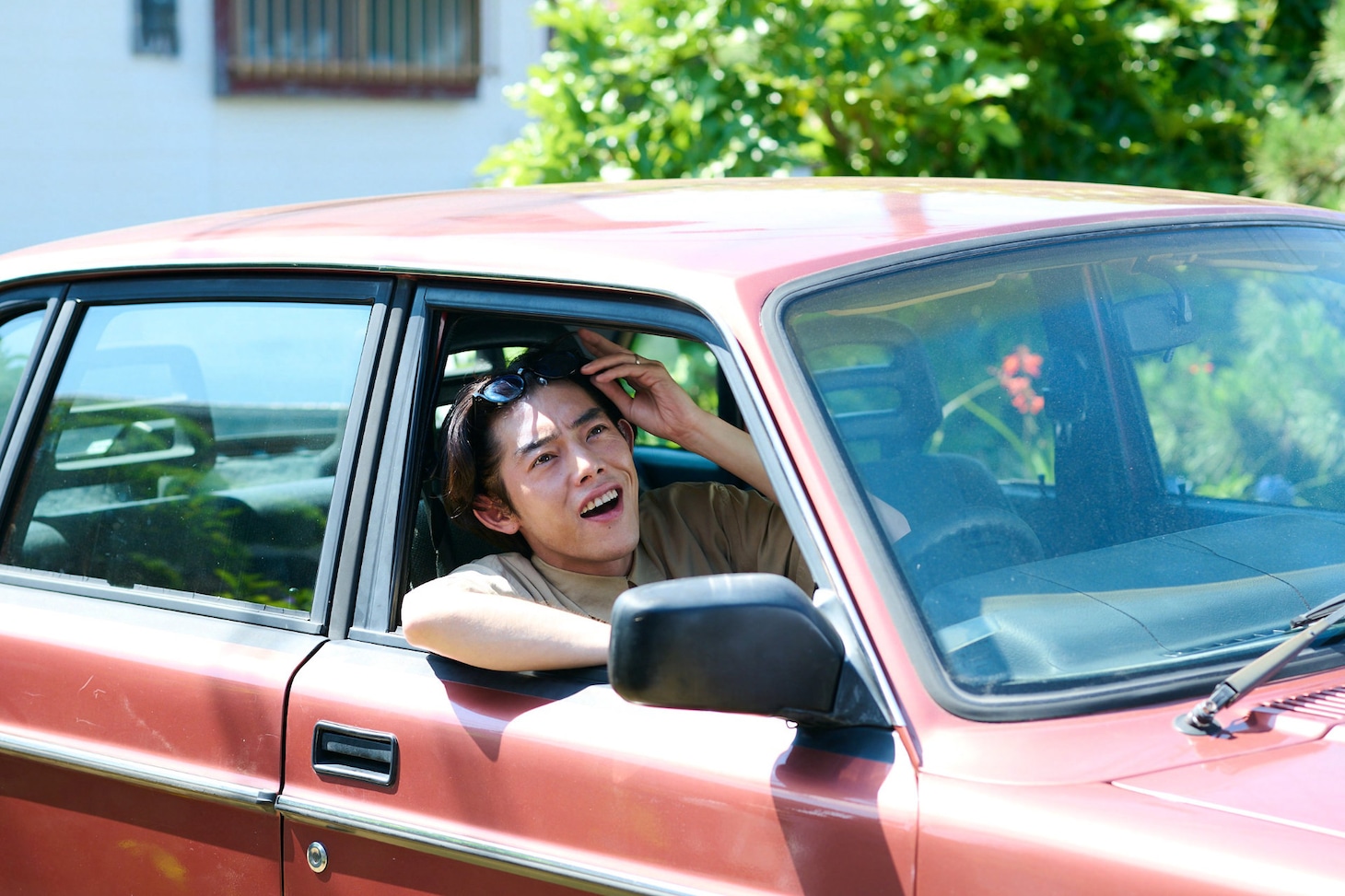 「ひらやすみ」第6回より、車で登場する野口ヒデキ（吉村界人）