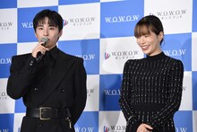 「連続ドラマＷ シャドウワーク」完成報告会の様子。川西拓実（左）の発言に笑う桜井ユキ（右）