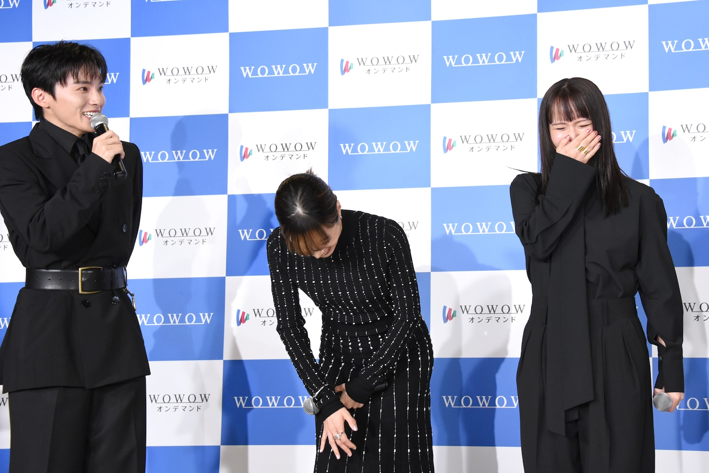 「連続ドラマＷ シャドウワーク」完成報告会の様子。「寺島しのぶさんとの共演シーンがなくて、ちょっと安心した自分もいる」という川西拓実（左）の正直な告白に、笑いが止まらない桜井ユキ（中央）、多部未華子（右）