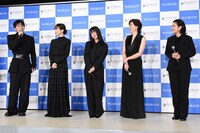 「連続ドラマＷ シャドウワーク」完成報告会の様子。「正直めちゃめちゃビビっちゃった」と話す川西拓実（左端）と、彼の言葉に和む共演者一同