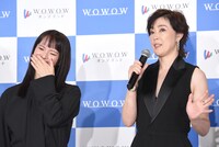 「連続ドラマＷ シャドウワーク」完成報告会の様子。寺島しのぶ（右）のトークに笑いが止まらない多部未華子（左）