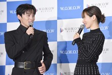 「連続ドラマＷ シャドウワーク」完成報告会の様子。桜井ユキ（右）に「かわいさで乗り切ろうとしていた」と暴露され、焦る川西拓実（左）