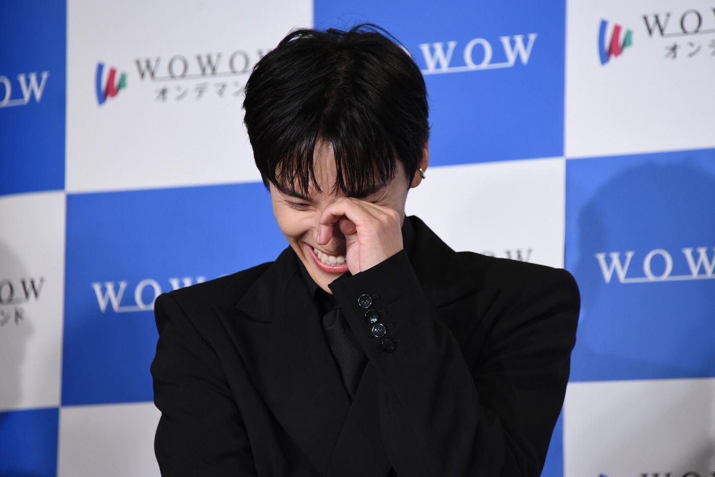 「連続ドラマＷ シャドウワーク」完成報告会の様子。桜井ユキ（右）に「セリフを忘れてぶりっ子顔をしていた」とバラされた川西拓実