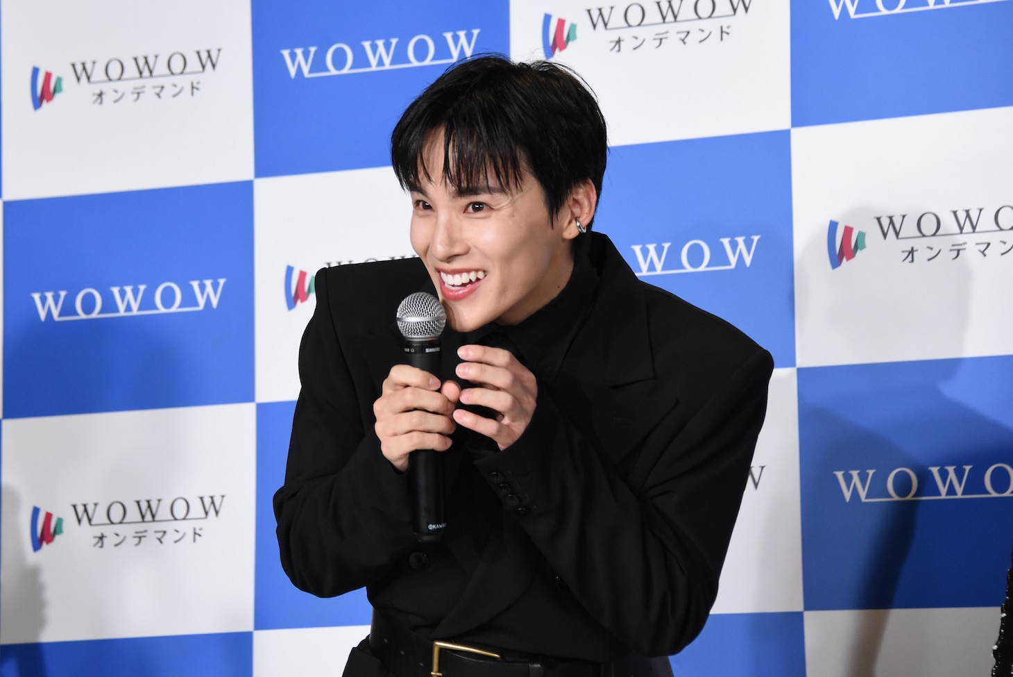 「連続ドラマＷ シャドウワーク」完成報告会の様子。“セリフを忘れるも、かわいさで乗り切ろうとしていた”瞬間を再現する川西拓実