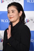「連続ドラマＷ シャドウワーク」完成報告会の様子。「連続ドラマＷ シャドウワーク」完成報告会の様子。ムービーカメラに手を振る石田ひかり