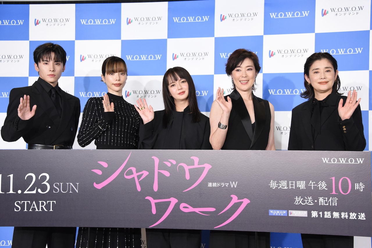 「連続ドラマＷ シャドウワーク」完成報告会の様子。左から川西拓実、桜井ユキ、多部未華子、寺島しのぶ、石田ひかり