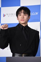 「連続ドラマＷ シャドウワーク」完成報告会の様子。手を振るだけでなく、拳を握り締める場面もあった川西拓実