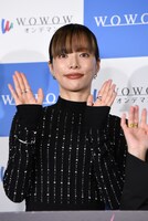 「連続ドラマＷ シャドウワーク」完成報告会の様子。手の動きにバリエーションを付けながらムービーカメラに手を振る桜井ユキ