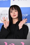 「連続ドラマＷ シャドウワーク」完成報告会の様子。ムービーカメラに手を振る多部未華子