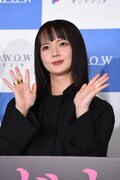 「連続ドラマＷ シャドウワーク」完成報告会の様子。ムービーカメラに手を振る多部未華子