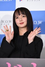 「連続ドラマＷ シャドウワーク」完成報告会の様子。ムービーカメラに手を振る多部未華子
