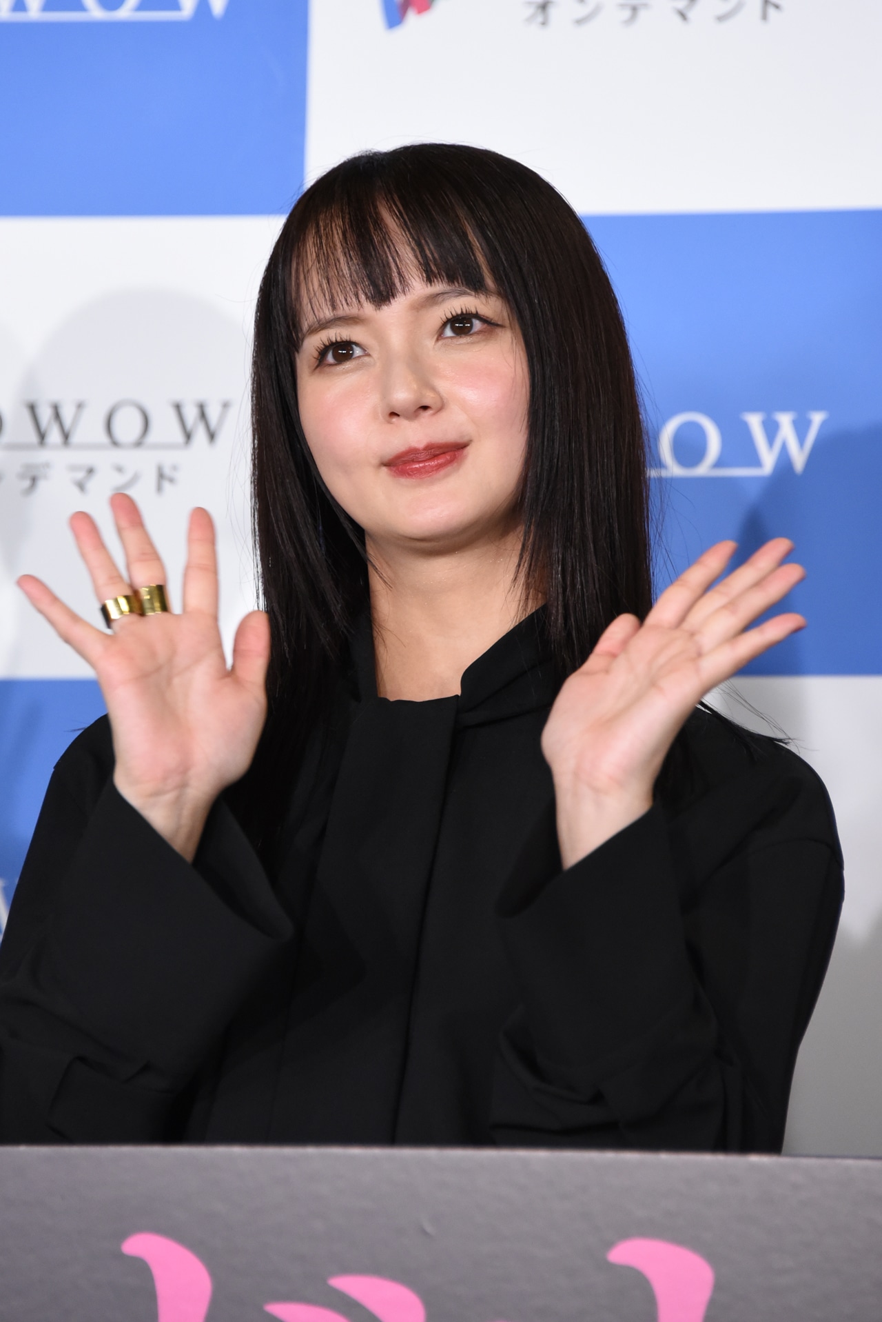 「連続ドラマＷ シャドウワーク」完成報告会の様子。ムービーカメラに手を振る多部未華子
