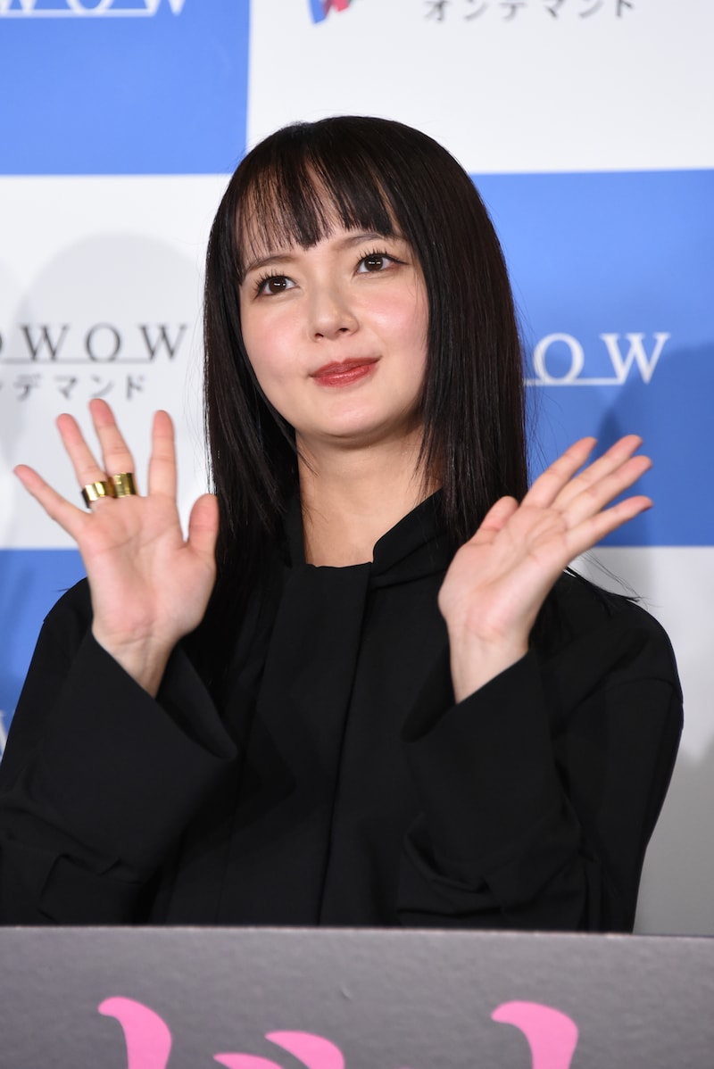 「連続ドラマＷ シャドウワーク」完成報告会の様子。ムービーカメラに手を振る多部未華子