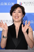 「連続ドラマＷ シャドウワーク」完成報告会の様子。「連続ドラマＷ シャドウワーク」完成報告会の様子。ムービーカメラに手を振る寺島しのぶ