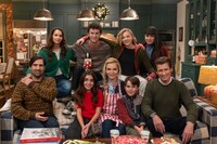 「なんて楽しいクリスマス！」より、クレア・クラウスター（中央 / ミシェル・ファイファー）ら