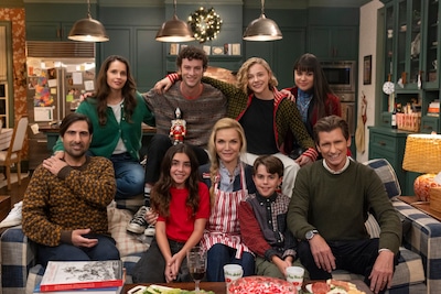 「なんて楽しいクリスマス！」より、クレア・クラウスター（中央 / ミシェル・ファイファー）ら