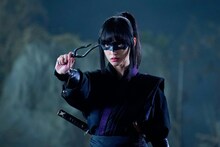 ドラマ「仮面の忍者 赤影」より、山田愛奈演じる謎の女・百合。“黒影”を名乗り、静かな強さを秘めたキャラクター