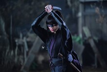 ドラマ「仮面の忍者 赤影」より、山田愛奈演じる謎の女・百合。山田はアクションシーンに向けて、撮影前から殺陣を学んだ