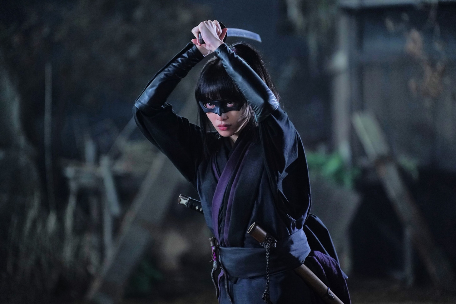 ドラマ「仮面の忍者 赤影」より、山田愛奈演じる謎の女・百合。山田はアクションシーンに向けて、撮影前から殺陣を学んだ