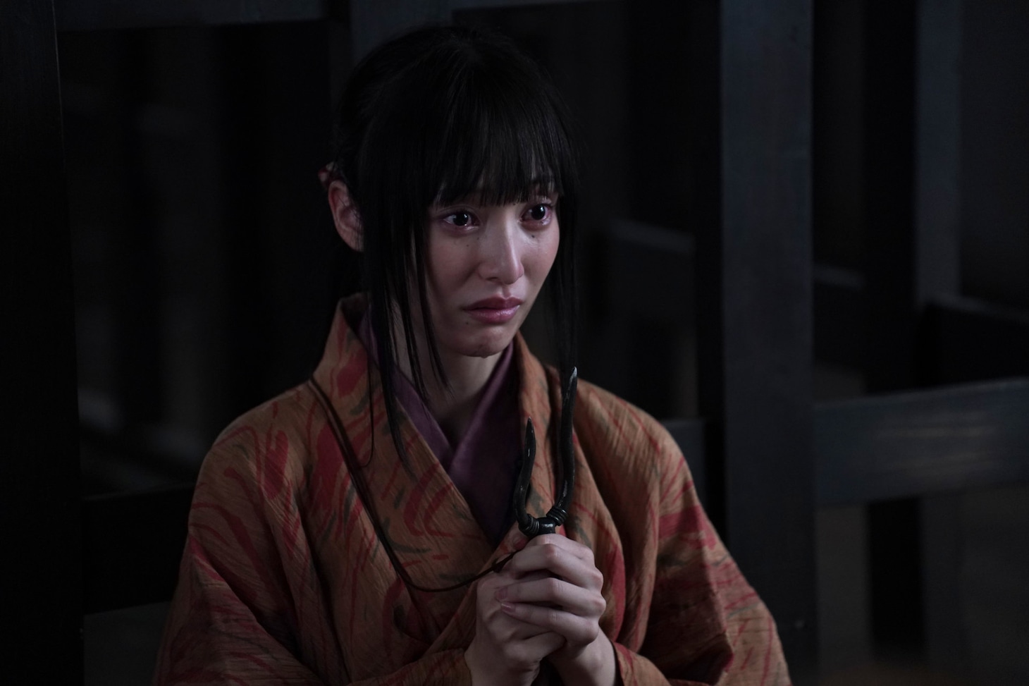 ドラマ「仮面の忍者 赤影」より、山田愛奈演じる謎の女・百合。穏やかな姿から復讐に生きる女性に変化する、感情の振れ幅の大きい役どころ