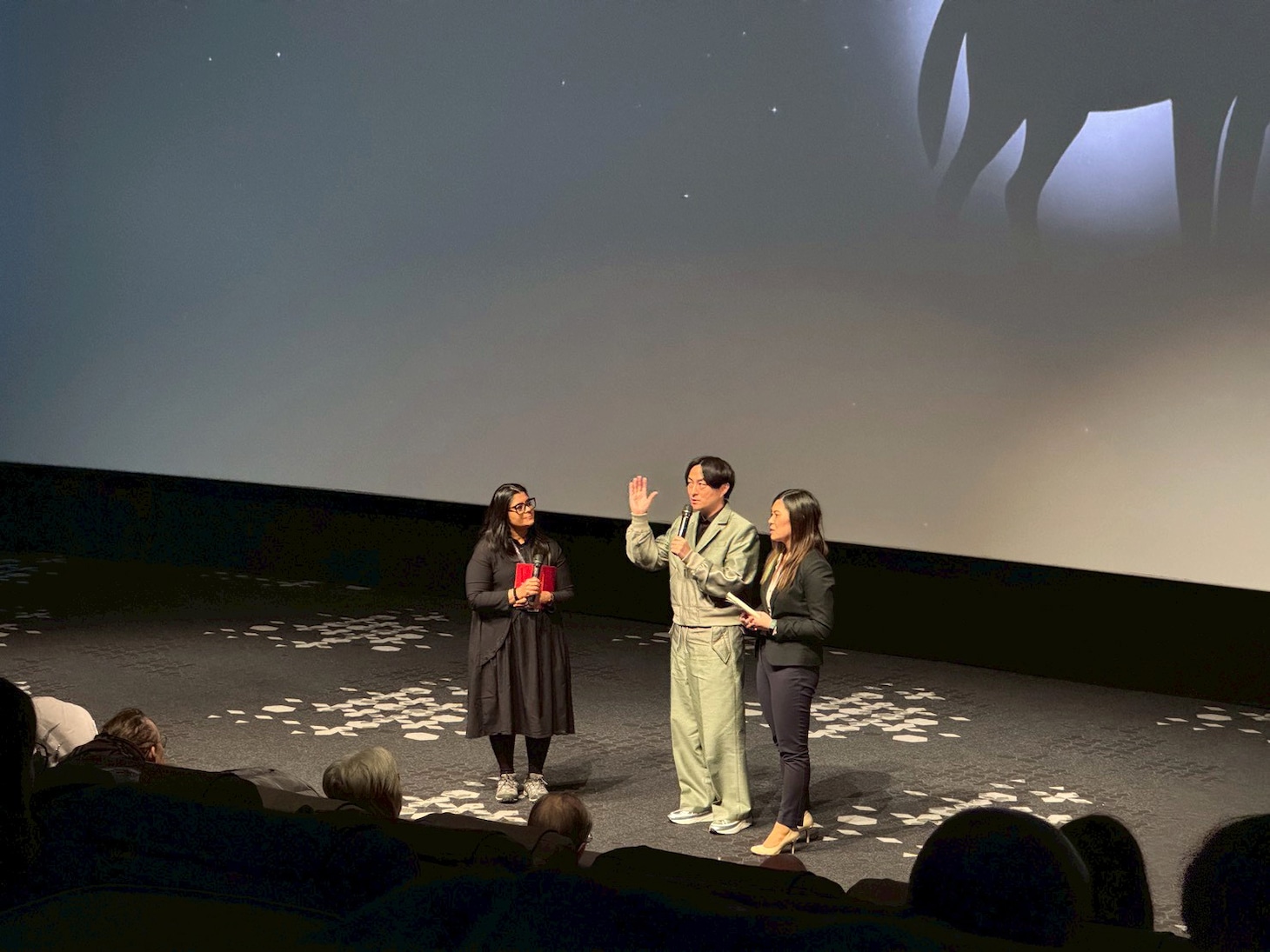 「架空の犬と嘘をつく猫」Q&Aに登壇した森ガキ侑大（中央）