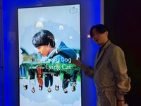 映画「架空の犬と嘘をつく猫」タリン・ブラックナイト映画祭限定ビジュアルと監督の森ガキ侑大