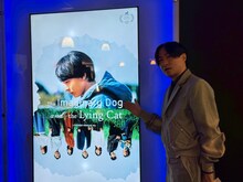 映画「架空の犬と嘘をつく猫」タリン・ブラックナイト映画祭限定ビジュアルと監督の森ガキ侑大
