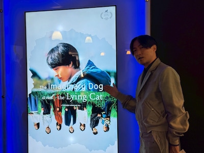 映画「架空の犬と嘘をつく猫」タリン・ブラックナイト映画祭限定ビジュアルと監督の森ガキ侑大