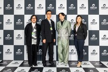 「架空の犬と嘘をつく猫」の監督・森ガキ侑大（左から3番目）