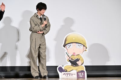 自身が演じた田丸均のパネル（右）を見つめる板垣李光人（左）