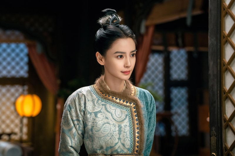 武器造りの名人・百工の伝承者という秘密の身分を持つ君綺羅。演じるのは中国ドラマ「風起隴西（ふうきろうせい） -SPY of Three Kingdoms-」などで知られ、Weiboのフォロワー数が1億500万人を超えるアンジェラベイビー（楊穎）