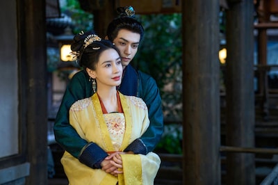 中国ドラマ「相思令～君綺羅と玄烈～」の主人公である君綺羅（前）と玄烈（後方）。彼らは「黒豊と白夕～天下を守る恋人たち～」「楽游原」など、近年の中国時代劇のトレンドとなっている“双強カップル”だ