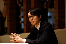 「とれ！」場面写真。霊能者の浅野斗真を演じる和田雅成