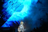 「Varanasi（原題）」製作発表イベントにて、牛に乗って登場したマヘーシュ・バーブ