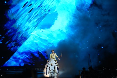 「Varanasi（原題）」製作発表イベントにて、牛に乗って登場したマヘーシュ・バーブ