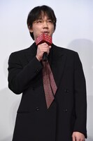 「星と月は天の穴」完成披露上映会に登壇した綾野剛