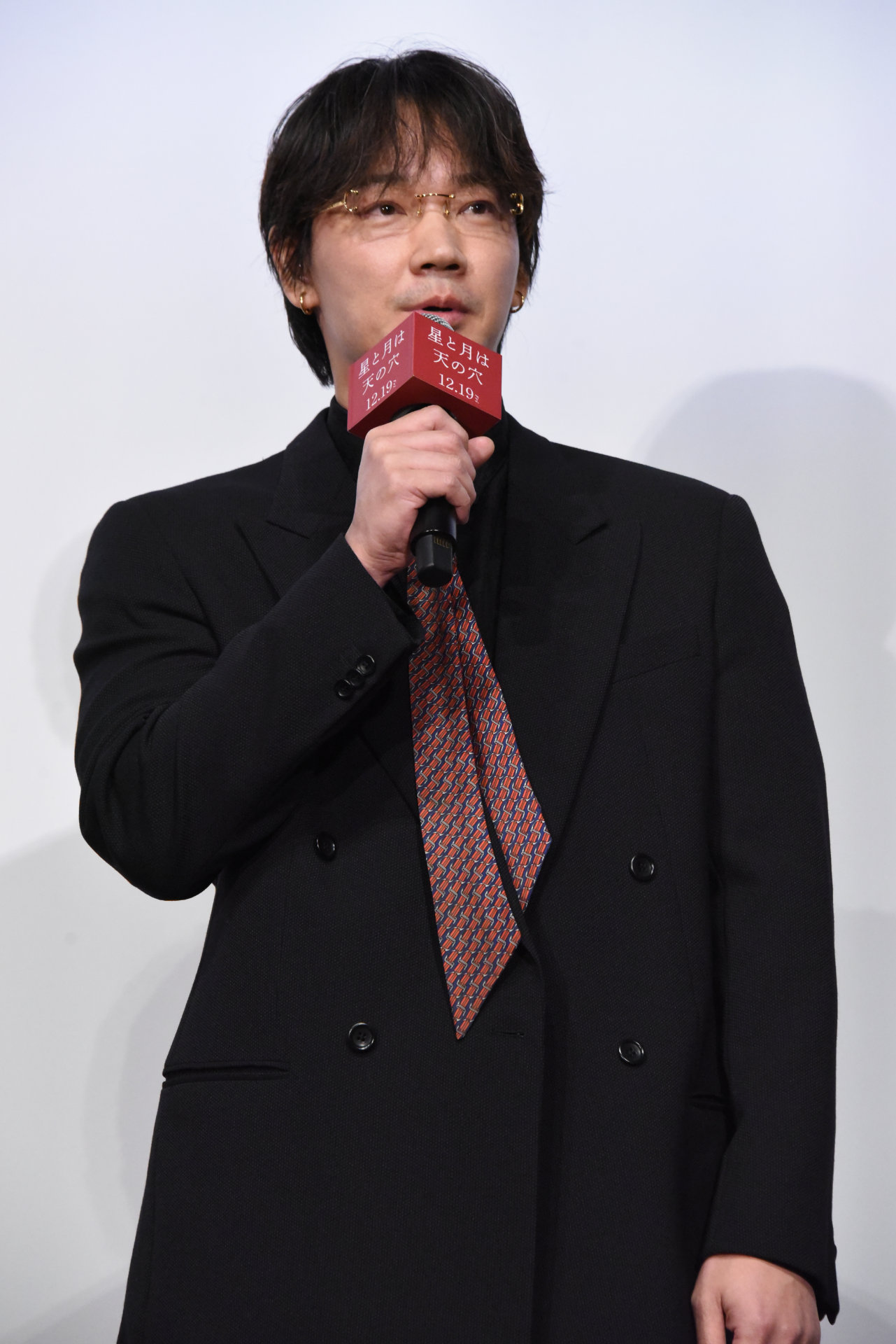 「星と月は天の穴」完成披露上映会に登壇した綾野剛