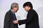 荒井晴彦（左）に「僕がまず聞きましょうか？」と提案し、先に聞いてみる綾野剛（右）